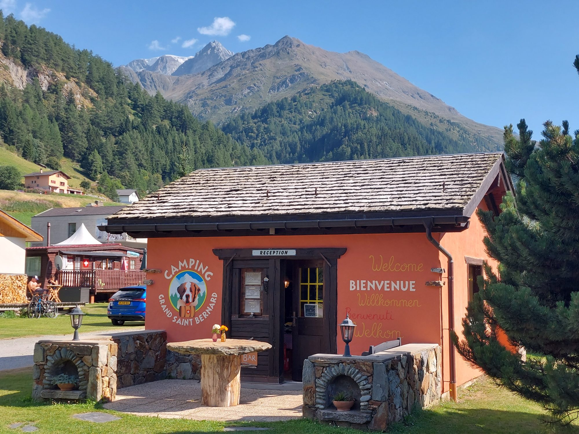 La réception du camping, au pied des sommets