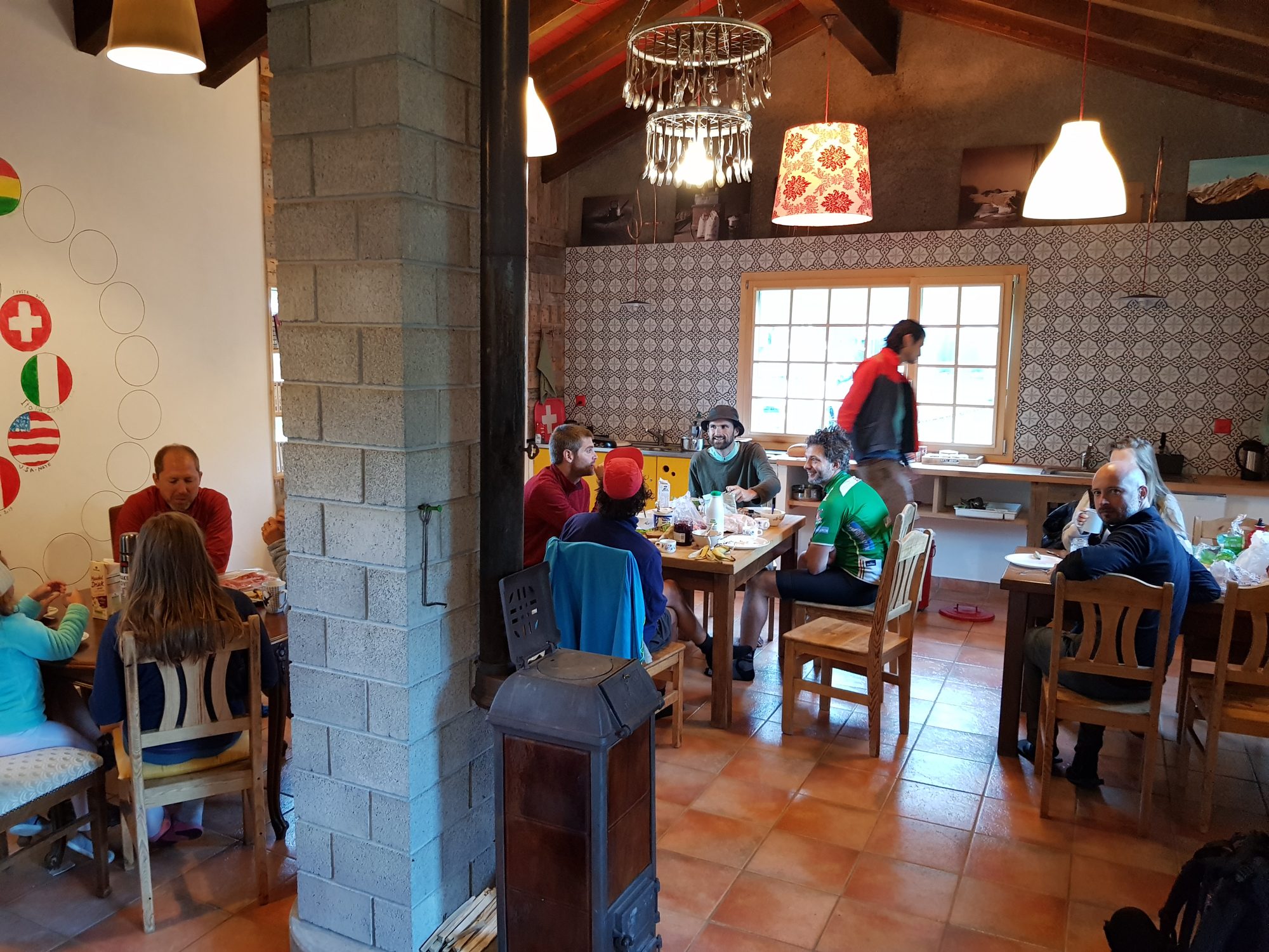 Campeurs attablés à l’intérieur