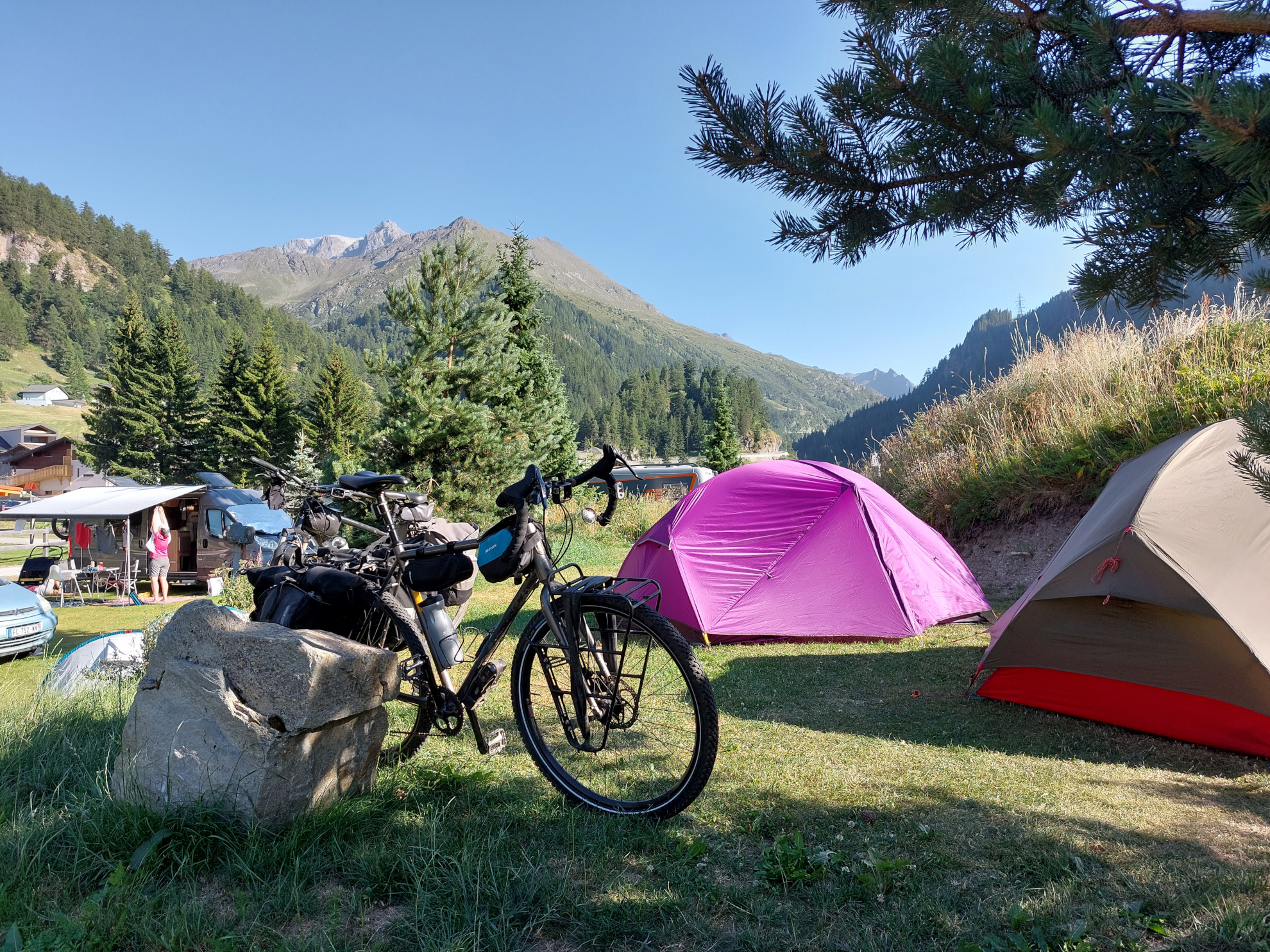 Vélo et tentes sur le camping, face à la vallée