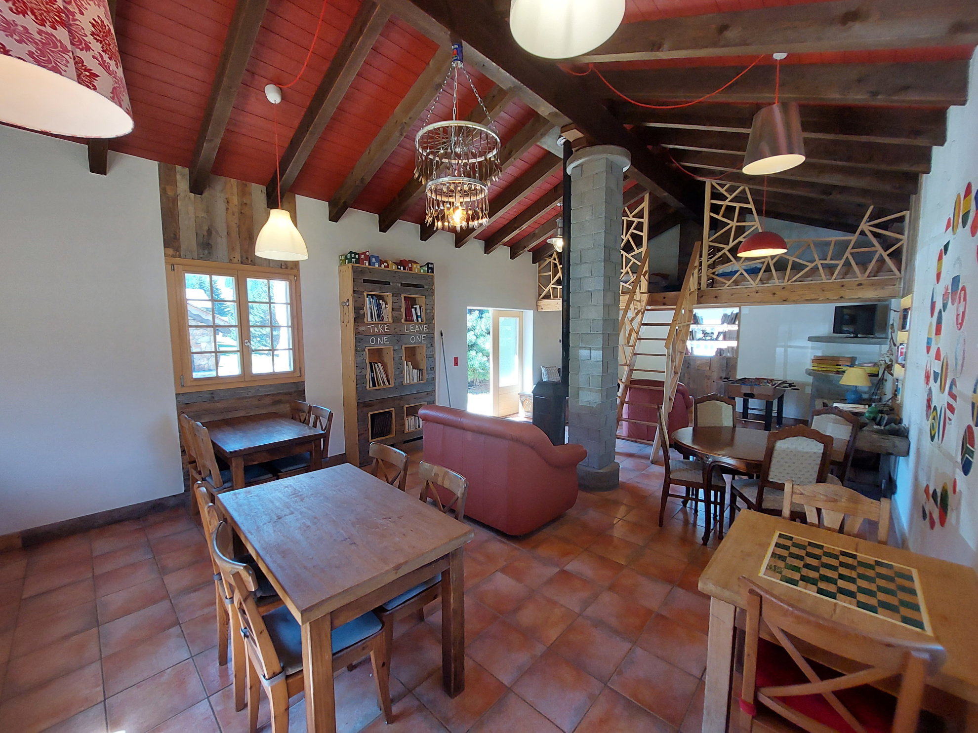 Espace intérieur en bois avec tables et salon