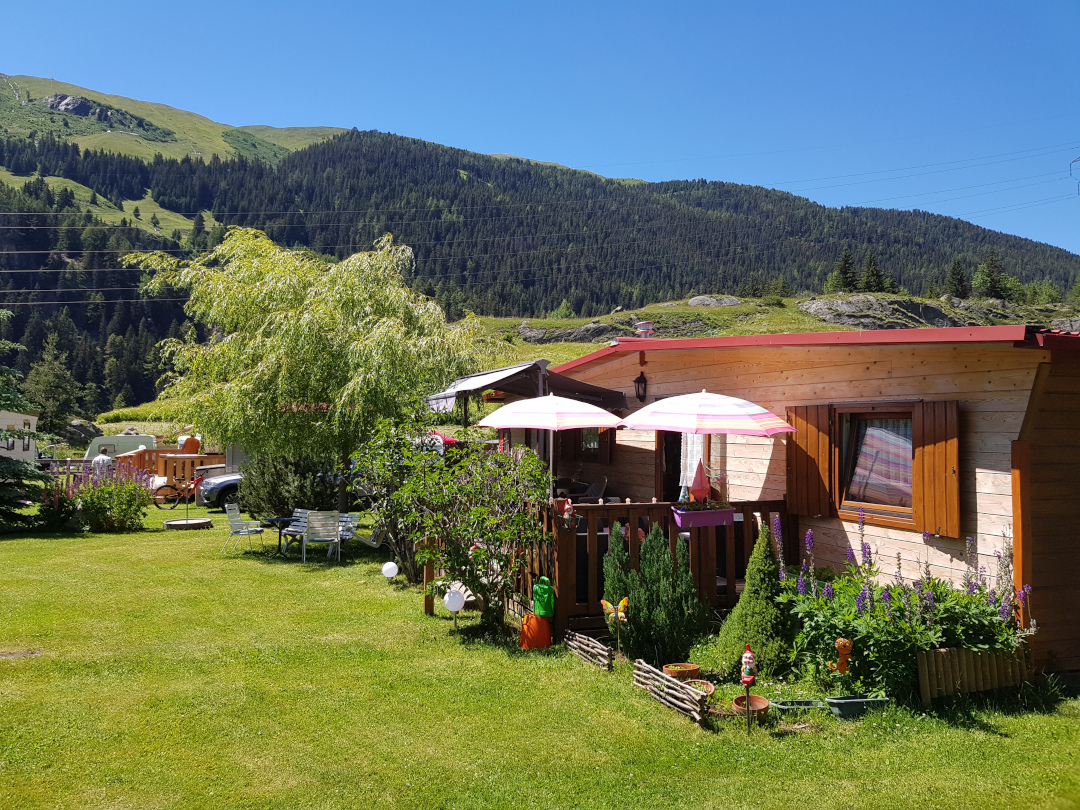 Chalet fleuri sur le camping